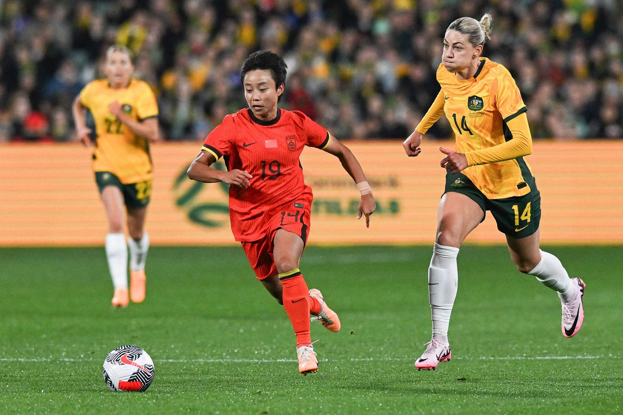 女足比赛现场气氛火爆，球迷激情高涨