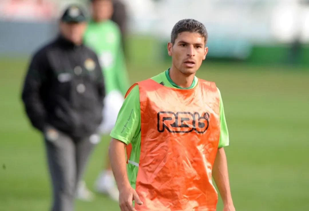 包含拉科鲁尼亚逼平格拉纳达，保持不败战绩的词条